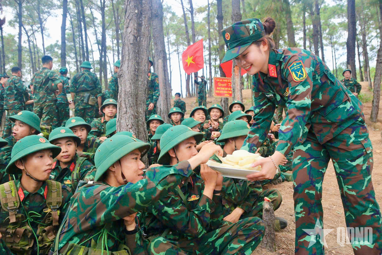 Chương trình “Bát nước thao trường” lan tỏa tình cảm, tiếp lửa chiến sĩ mới